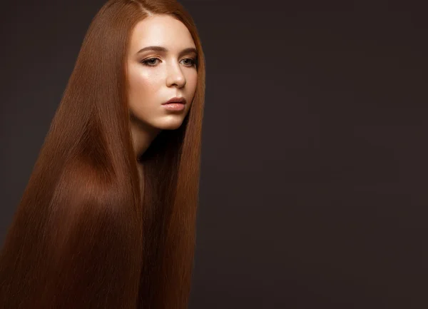 Schöne redheadgirl mit einem perfekt glatten Haar und klassischem Make-up. Schönheit Gesicht. — Stockfoto