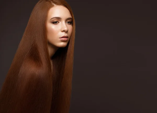 Ruiva bonita com um cabelo perfeitamente liso e maquiagem clássica. Cara de beleza . — Fotografia de Stock