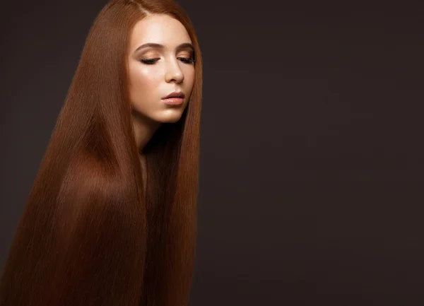 Hermosa pelirroja con un pelo perfectamente liso y maquillaje clásico. Cara de belleza . —  Fotos de Stock