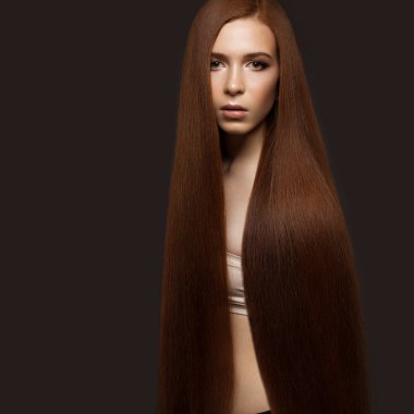 Mükemmel düz saçlı ve klasik makyaj güzel Redheadgirl. Güzellik.