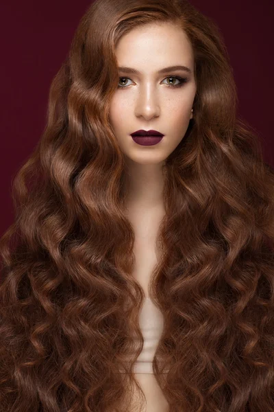 Beautiful Redhead girl with a perfectly curls hair and classic make-up. Beauty face. — Stock Photo, Image