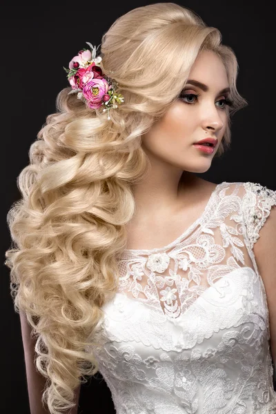 Belle fille blonde à l'image de la mariée avec des fleurs violettes sur la tête. Beauté visage . — Photo