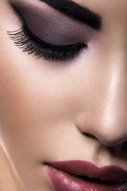 Arapça akşam makyaj ve mükemmel cilt güzel esmer kız. Güzellik yüz. Yakın çekim