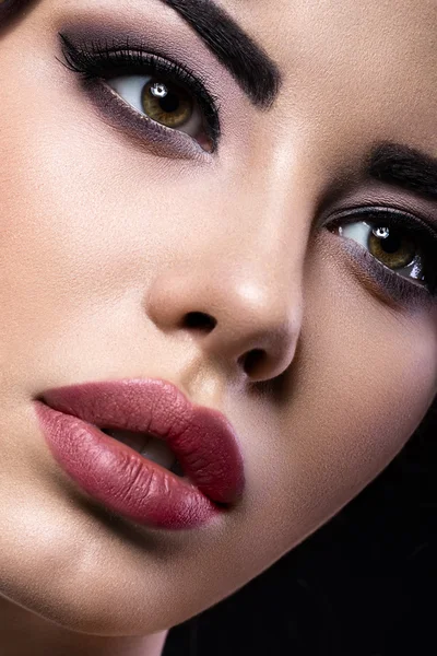 Beautiful brunette girl with arabic evening make-up and perfect skin. Beauty face. Close up — Stock Photo, Image