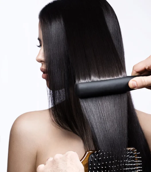 Menina morena bonita com um cabelo perfeitamente liso, ondulação e maquiagem clássica. Cara de beleza . — Fotografia de Stock