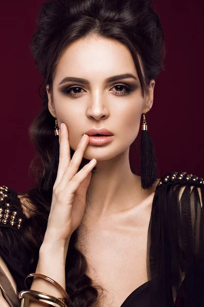 Menina sexy bonita com lábios sensuais, cabelo de moda, vestido preto e acessórios de ouro. Cara de beleza . — Fotografia de Stock