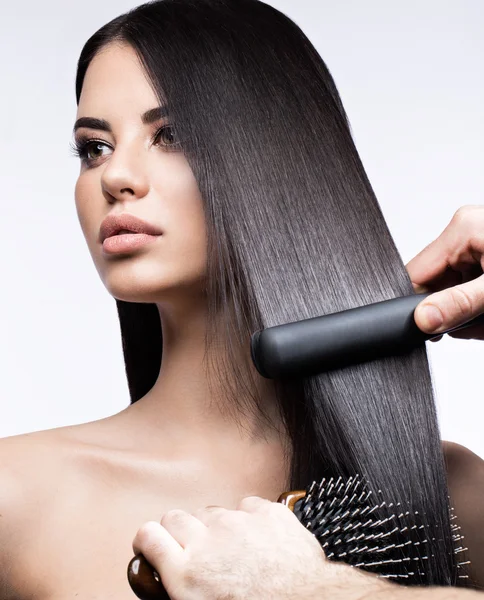 Beautiful brunette girl with a perfectly smooth hair, curling and classic make-up. Beauty face. — Stock Photo, Image