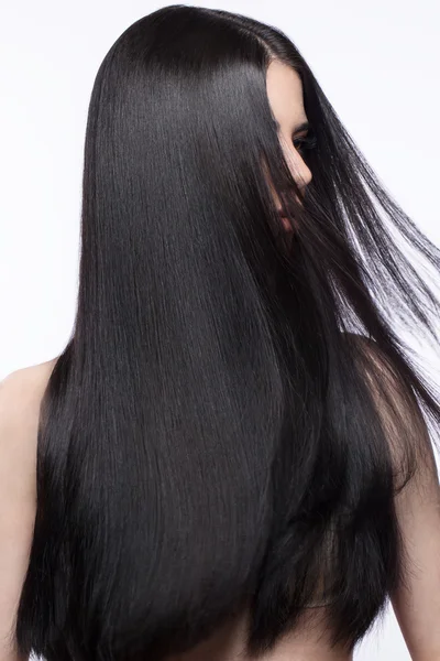 Menina morena bonita em movimento com um cabelo perfeitamente liso e maquiagem clássica. Cara de beleza . — Fotografia de Stock