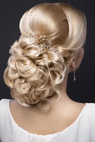 Красива блондинка з ідеальною шкірою, вечірнім макіяжем, весільною зачіскою та аксесуарами. Обличчя краси . — стокове фото