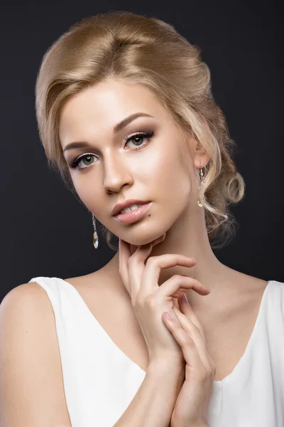 Schöne blonde Mädchen mit perfekter Haut, Abend-Make-up, Hochzeitsfrisur und Accessoires. Schönheit Gesicht. — Stockfoto