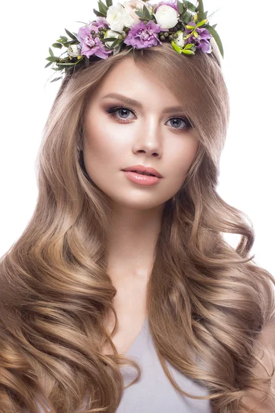 Schönes blondes Mädchen mit sanftem Make-up, Locken und Blumen im Haar. — Stockfoto
