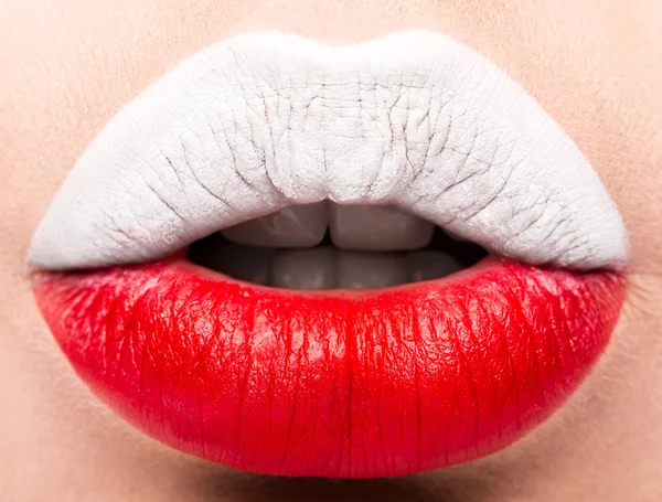 Les lèvres féminines se ferment avec un drapeau photo de la Pologne. blanc, rouge . — Photo