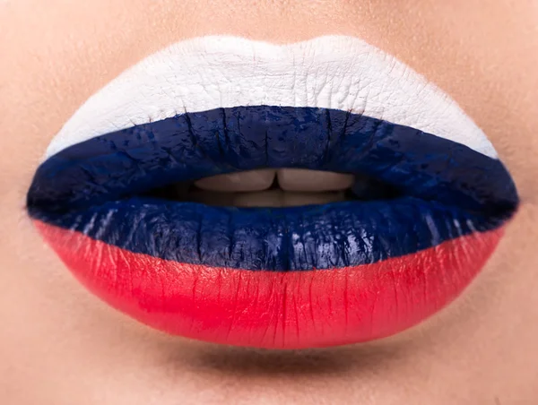 Le labbra femminili si chiudono con una bandiera di quadro di Russia. Blu, bianco, rosso . — Foto Stock