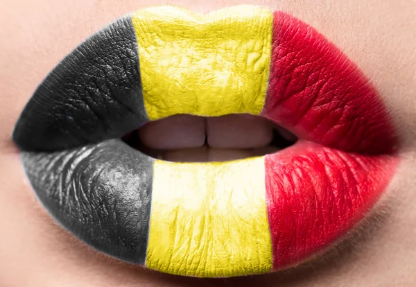 Τα θηλυκά χείλη κλείνουν με μια σημαία από φωτογραφία του Βελγίου. μαύρο, κίτρινο, κόκκινο. — Φωτογραφία Αρχείου