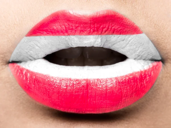 Los labios femeninos se cierran con una bandera de Austria. blanco, rojo . — Foto de Stock