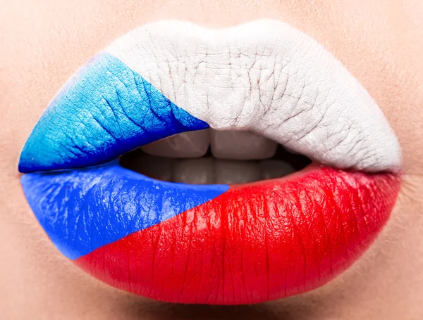 Les lèvres féminines se ferment avec un drapeau de la République tchèque. blanc, rouge, bleu . — Photo