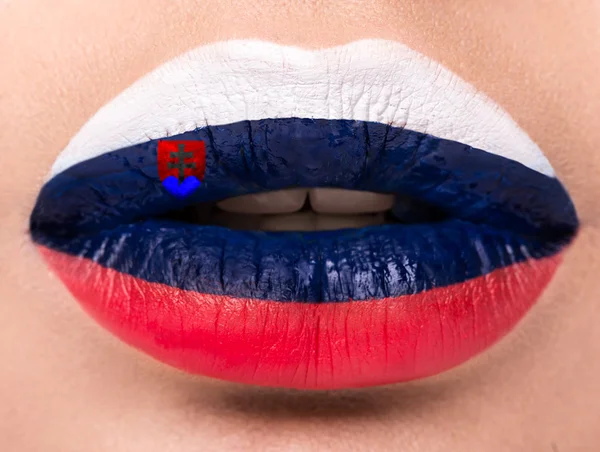 Los labios femeninos se cierran con una bandera de Eslovaquia. Azul, blanco, rojo .. — Foto de Stock