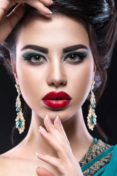 Beautiful brunette girl with arabic evening make-up and perfect skin. Beauty face. Close up — Stock Photo, Image