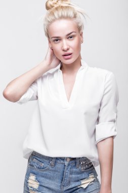 Sarışın neşeli genç kadın. Güzellik portresi, mükemmel makyaj. Model testleri. Beyaz genç kız.