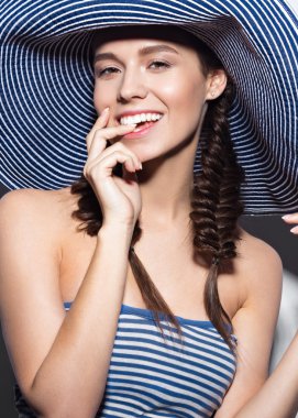 Yaz plaj çizgili şapkalı güzel neşeli kız. Yüz güzelliği.