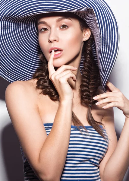 夏季海滩条纹帽子的美丽开朗的女孩。美丽的容颜. — 图库照片