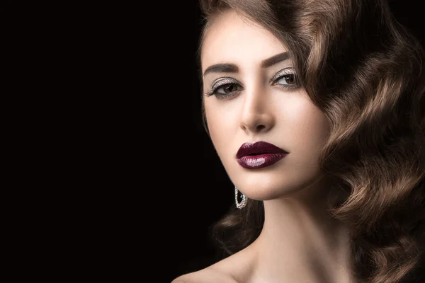 Beautiful brunette in  Hollywood manner with curls, dark lips. Beauty face. — Stock Photo, Image