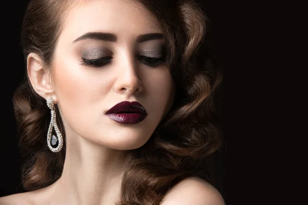 Beautiful brunette in  Hollywood manner with curls, dark lips. Beauty face. — Stock Photo, Image