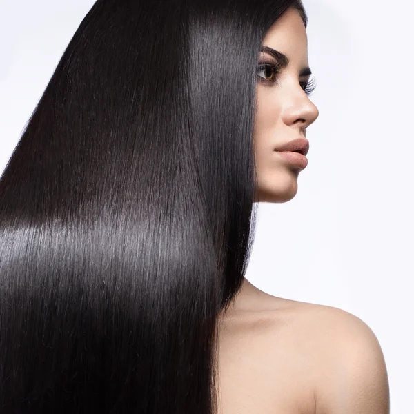 Menina morena bonita em movimento com um cabelo perfeitamente liso e maquiagem clássica. Cara de beleza . — Fotografia de Stock