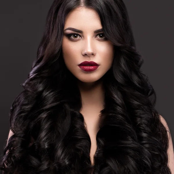 Güzel esmer model: bukleler, klasik makyaj ve kırmızı dudaklar. Güzel yüz.. 