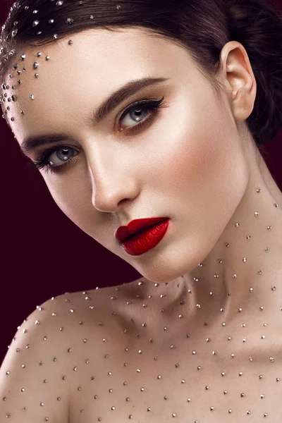 Portrait of beautiful girl with bright makeup and crystals on the body. beauty face. — Stock Photo, Image