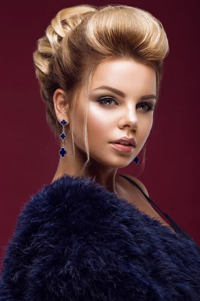 Beautiful glamor blondie woman in fur coat , evening makeup and hairstyle. The beauty of the face. — Stock Photo, Image