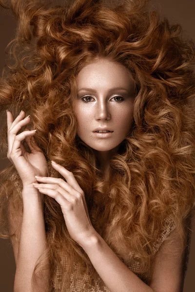 Menina Ruiva bonita com um cabelo cachos perfeitamente criativo e maquiagem clássica. Cara de beleza . — Fotografia de Stock