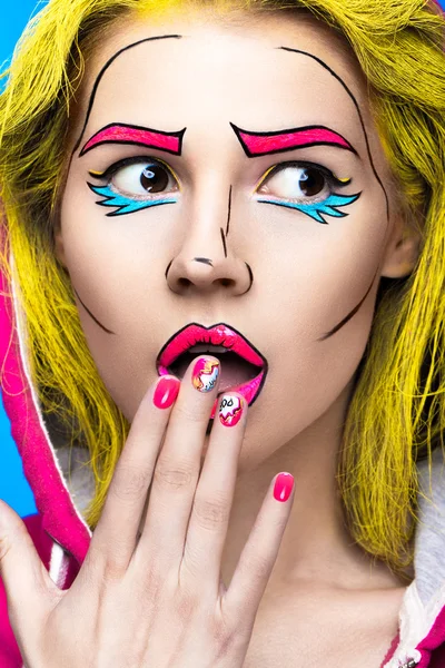 Foto einer überraschten jungen Frau mit professionellem Comic-Pop-Art-Make-up und Maniküre. kreativer Schönheitsstil. — Stockfoto