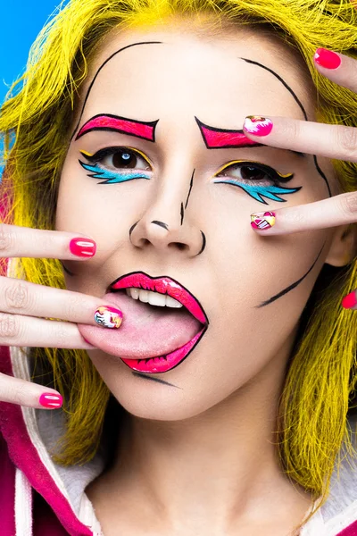 Foto de mujer joven sorprendida con maquillaje profesional de arte pop cómico y manicura de diseño. Estilo de belleza creativa . — Foto de Stock