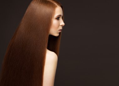 Mükemmel düz saçlı ve klasik makyaj güzel Redheadgirl. Güzellik. 