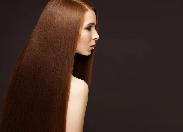 Beautiful Redheadgirl with a perfectly smooth hair and classic make-up. Beauty face. — Stock Photo, Image