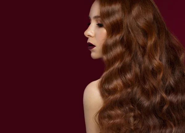 Beautiful Redhead girl with a perfectly curls hair and classic make-up. Beauty face. — Stock Photo, Image