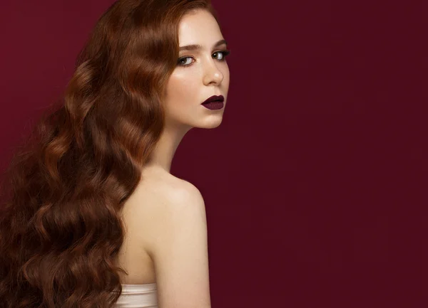 Beautiful Redhead girl with a perfectly curls hair and classic make-up. Beauty face. — Stock Photo, Image