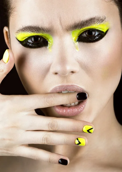 Retrato de chica con maquillaje amarillo y negro, disign arte de uñas creativo. Cara de belleza . — Foto de Stock