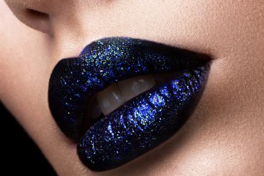Parlak parlak dudaklar yakın çekim. Siyah ruj üzerinde mor glitter