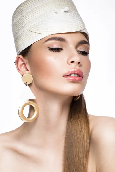 Menina muito fresca, imagem de Twiggy moderno em chapéu branco na moda, com pestanas incomuns e acessórios . — Fotografia de Stock
