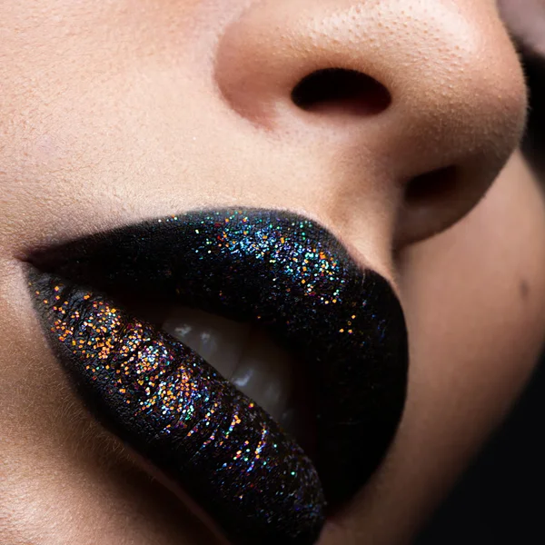 Brillant glänzende Lippen Nahaufnahme. lila Glitzer auf schwarzem Lippenstift — Stockfoto
