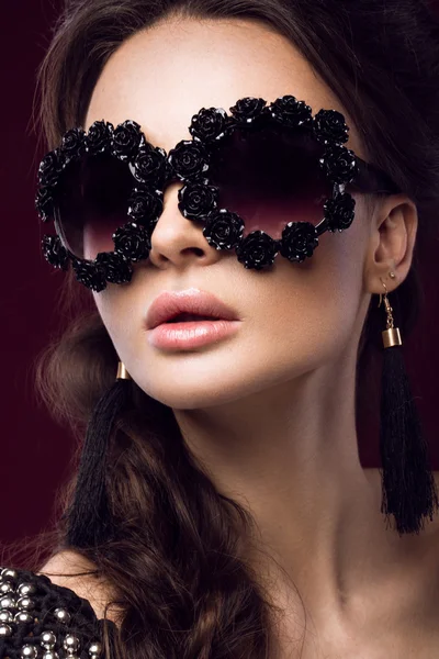 Hermosa chica en gafas de sol oscuras, con rizos y maquillaje de noche. Cara de belleza . — Foto de Stock