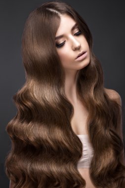 Güzel esmer kız makyajlı bir mükemmel kıvırcık saç ve klasik. Güzellik.