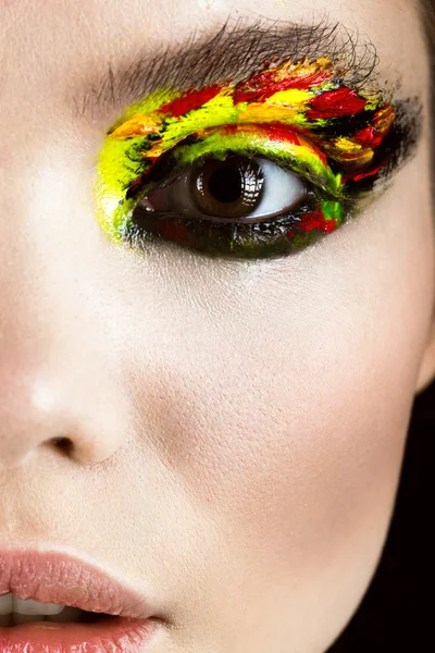 Maquillaje colorido en primer plano ojo. Arte belleza imagen . — Foto de Stock