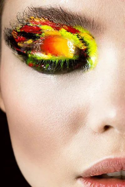 Maquillaje colorido en primer plano ojo. Arte belleza imagen . — Foto de Stock