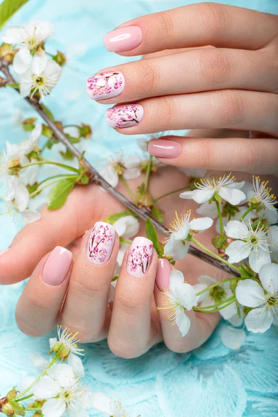 Wiosenny manicure dla panny młodej w delikatne dźwięki z kwiatami. Nail Design. Szczelnie-do góry. — Zdjęcie stockowe