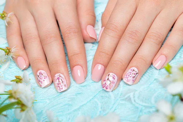 Wiosenny manicure dla panny młodej w delikatne dźwięki z kwiatami. Nail Design. Szczelnie-do góry. — Zdjęcie stockowe