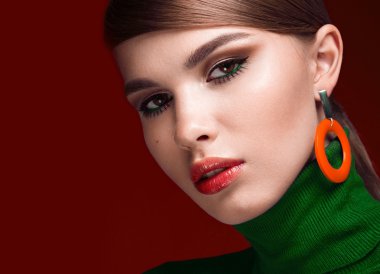 Yeni kız, sıradışı kirpik ve parlak aksesuarlar ile modern Twiggy moda resim.