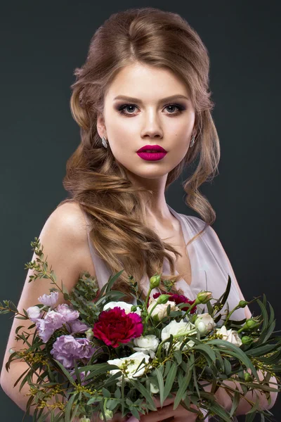 Kép a menyasszony virágokkal gyönyörű nőt. Kozmetikai arc és frizura — Stock Fotó